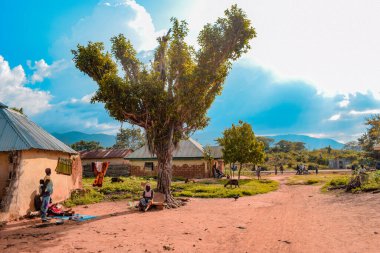 Jos East, Plateau State - 12 Mayıs 2021: Güneşli bir Afrika öğleden sonrasında güzel bir kırsal manzaranın manzarası