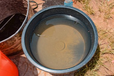 Afrika 'da kirli su kovası ve plastik kova