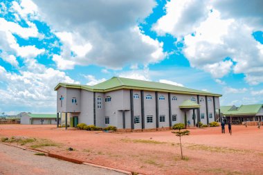 Jos East, Plateau State - 12 Mayıs 2021: Afrika Topluluğunda Okul Binası ve Yatılı Öğrenci. Öğrenme Merkezleri için Yapısal Tasarım. Bulutlu bir günde Güzel Manzara