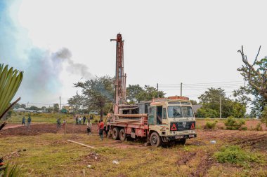 Jos East, Plateau State - 12 Mayıs 2021: Mekanize Ekipmanlı Afrika Topluluğunda Su Sondaj Süreci. Sondaj Makinesi Kırsal Su Projesi.