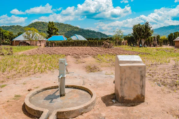 尼日利亚纳萨拉瓦州卡拉 2021年5月5日 在非洲农村社区新建的印第安手泵井 社区钻孔供水站的径流 — 图库照片