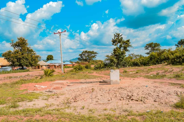 尼日利亚纳萨拉瓦州卡拉 2021年5月5日 在非洲农村社区新建的印第安手泵井 社区钻孔供水站的径流 — 图库照片