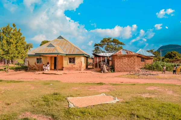 尼日利亚贝努埃州Opialu 2021年3月6日 下午温暖的非洲村庄典型的住房结构 — 图库照片