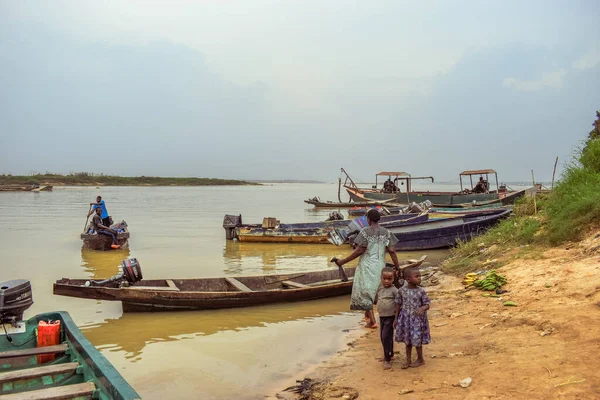 Delta State Nigeria Dicembre 2021 Canoe Costruite Localmente Lungo Fiume — Foto Stock