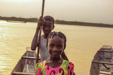 Delta State, Nijerya - 9 Aralık 2021: Afrika topluluklarında su taşımacılığı. Afrika nehirlerinin ticari kullanımı. Kırsal çevrede alım satım. Afrika Köylerinde Balıkçılık.