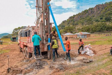 Jos East, Plateau State - 12 Mayıs 2021: Mekanize Ekipmanlı Afrika Topluluğunda Su Sondaj Süreci. Sondaj Makinesi Kırsal Su Projesi.