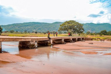 Abuja Nijerya - 02 Ağustos 2021: Afrika 'daki Kırsal Toplulukları Bağlayan Eski Köprü Çöküşün eşiğinde. Yerel İnşaat
