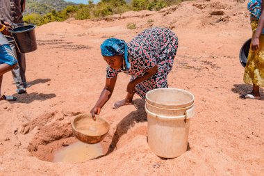 Jos East, Plateau State, Nijerya - 12 Mayıs 2021: Afrikalılar Günlük Tüketimleri için Gölden Kirli ve Kirli Su Getiriyorlar