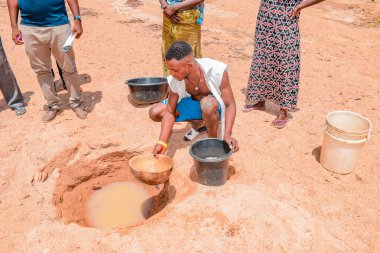 Jos East, Plateau State, Nijerya - 12 Mayıs 2021: Afrikalılar Günlük Tüketimleri için Gölden Kirli ve Kirli Su Getiriyorlar