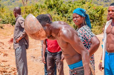 Jos East, Plateau State, Nijerya - 12 Mayıs 2021: Afrikalılar Günlük Tüketimleri için Gölden Kirli ve Kirli Su Getiriyorlar