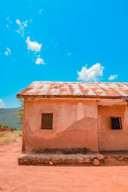 Jos East, Plateau State - 12 Mayıs 2021: Güneşli bir Öğleden Sonra 'da Güzel Mavi Gökyüzü altında Tipik Afrika Kırsal Kliniği. Afrika 'da Yerel Çamur Konutu.