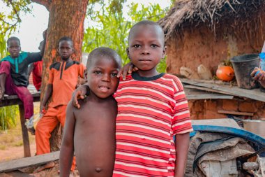 Opialu, Benue State - 6 Şubat 2022: Afrikalı çocuklar kameraya bakarak iyi vakit geçiriyor.