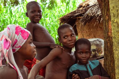 Plato Eyaleti, Nijerya - 6 Ekim 2022: Afrikalı Çocuklar iyi vakit geçiriyor. Güneşli bir Mavi Gökyüzü Ortamı Altında Yerel Afrikalı çocuklarla saçma anlar.