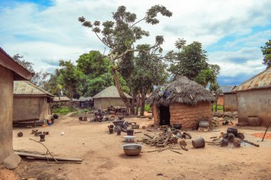 Opialu, Benue State, Nijerya - 6 Mart 2021: Sıcak Bir Öğleden Sonra Afrika Köyü 