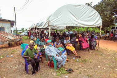 Aluu, Port Harcourt, Nijerya - 10 Ağustos 2021: Kırsal kesimde Tıbbi Bakım ve Dikkat kuyruğunda bekleyen Afrikalılar