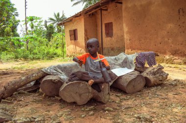 Opialu, Benue State - 6 Şubat 2022: Afrikalı Çocuk kameraya bakıyor.