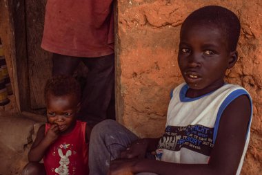 Abuja, Nijerya - 12 Haziran 2023: Afrikalı Çocukların Portresi. Afrikalı çocuklarla rastgele samimi anlar. Mutlu Afrikalı Çocuk. Afrika 'da Çocuk Günü.