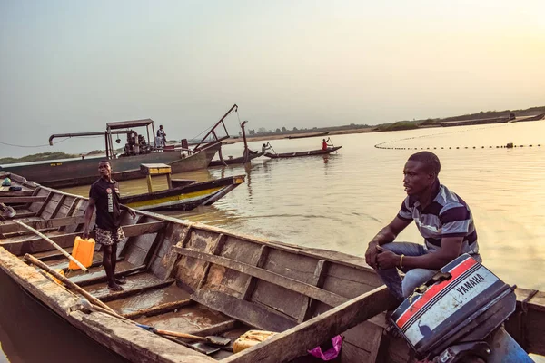 Штат Дельта Нигерия Декабря 2021 Года Лодка Canoes Riverside Реке — стоковое фото