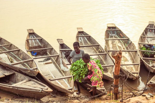 Delta State Nigeria Joulukuuta 2021 Paikallisesti Valmistettuja Kanootteja Joen Rannalla — kuvapankkivalokuva