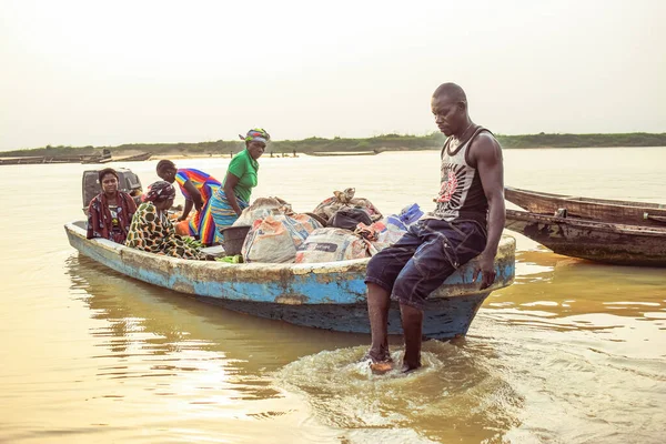 ナイジェリアのデルタ州 2021年12月9日 アフリカ共同体における水輸送の利用 アフリカ川の商業利用 農村環境での売買 アフリカの村での釣り — ストック写真