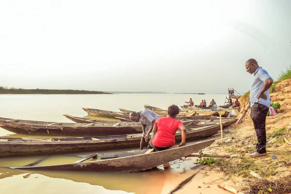 Штат Дельта Нигерия Декабря 2021 Года Лоу Сделал Каноэ Берегу — стоковое фото
