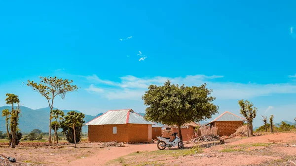 ナイジェリア ベニュー州オピアル2021年3月6日 暖かい午後にアフリカの村の典型的な住宅構造 泥の家 — ストック写真