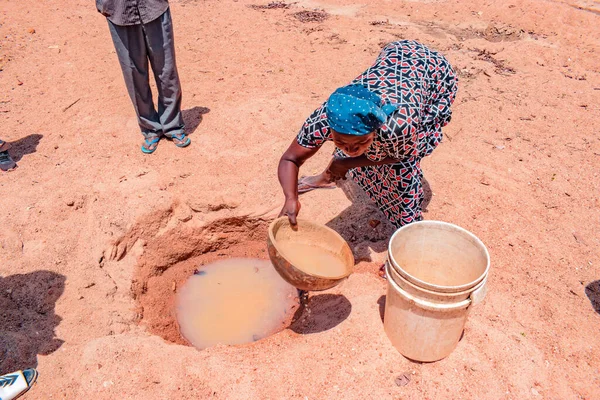 2021年5月12日 アフリカの人々が池や小川から汚染された水を毎日の消費のために汲み上げる — ストック写真