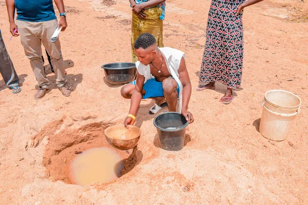 Jos East Plateau State Nigeria Maja 2021 Afrykanie Przynoszą Wodę — Zdjęcie stockowe