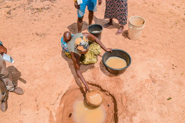 尼日利亚高原州Jos East 2021年5月12日 非洲人民从池塘或溪流中获取不清洁和受污染的水用于日常消费 — 图库照片