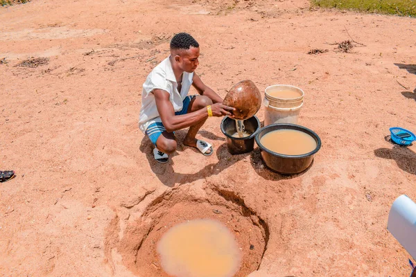 尼日利亚高原州Jos East 2021年5月12日 非洲人民从池塘或溪流中获取不清洁和受污染的水用于日常消费 — 图库照片