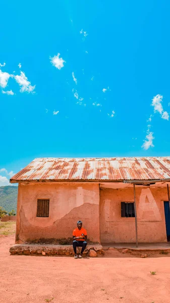 荷西东部高原州 2021年5月12日 一个阳光普照的下午 典型的非洲乡村诊所 非洲当地居民用粘土泥建筑 — 图库照片