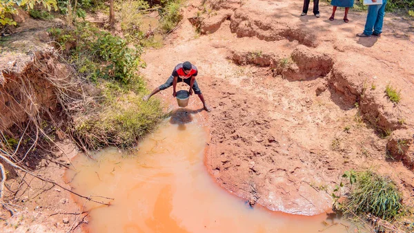 Jos East Plateau State Maja 2021 Człowiek Afrykański Przynoszący Wodę — Zdjęcie stockowe