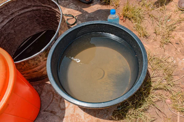 Afrika 'da kirli su kovası ve plastik kova