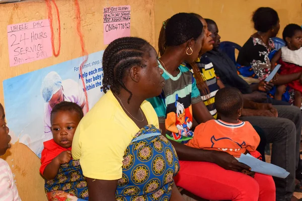 Aluu Port Harcourt Nigeria Elokuuta 2021 Afrikkalaiset Odottavat Jonossa Sairaanhoitoa — kuvapankkivalokuva