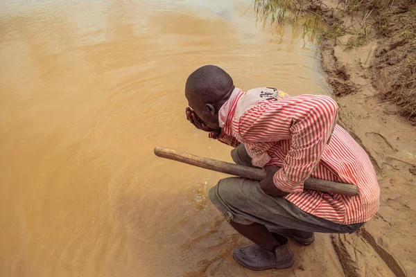Delta State Nigeria December 2021 African Man Drinking Water River — 图库照片