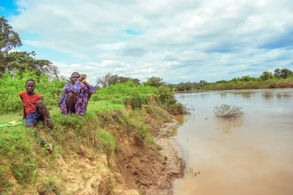 Delta State, Nijerya - 9 Aralık 2021: Nehir kıyısında Afrikalılar, Nijerya