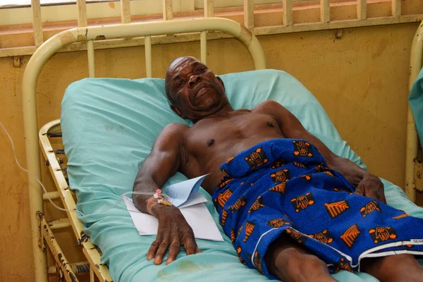 Edo State Decembrie 2021 Bătrânul African Recuperează Pat Bolnav Într — Fotografie, imagine de stoc