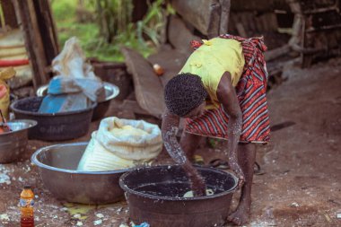 Opialu, Benue State, Nijerya - 6 Mart 2021: Çok Çalışkan Afrikalı Kadın Toplumunda Etkinlik Gösteriyor