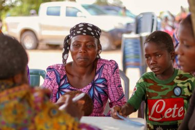 Abuja, Nijerya - 26 Temmuz 2021: Covid 19 Toplum Duyarlılığı, Yerli Afrika Köylerinin Sağlık ve Su Hijyeni. Seçim Kampanyası Toplantısı. Kanser Farkındalığı Programı ve Güçlendirme