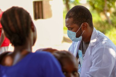 Abuja, Nijerya - 26 Temmuz 2021: Covid 19 Toplum Duyarlılığı, Yerli Afrika Köylerinin Sağlık ve Su Hijyeni. Seçim Kampanyası Toplantısı. Kanser Farkındalığı Programı ve Güçlendirme