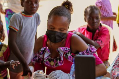 Abuja, Nijerya - 26 Temmuz 2021: Covid 19 Toplum Duyarlılığı, Yerli Afrika Köylerinin Sağlık ve Su Hijyeni. Seçim Kampanyası Toplantısı. Kanser Farkındalığı Programı ve Güçlendirme