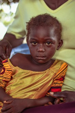 Abuja, Nijerya - 1 Nisan 2023: Annesiyle bir Afrikalı çocuğun portresi. Afrikalı çocuklarla rastgele samimi anlar