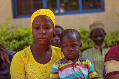 Karara, Nasarawa Eyaleti, Nijerya - 5 Mayıs 2021: Anne ve küçük oğlu