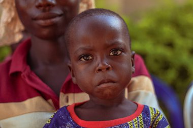 Edo Eyaleti, Nijerya - 10 Ağustos 2021: Afrikalılar kırsal kesimde oturuyor, kuyruğa giriyor ve ücretsiz tıbbi bakım ve ilgi bekliyorlar