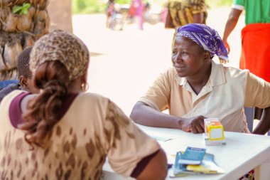 Abuja, Nijerya - 20 Haziran 2023: Covid 19 Toplum Duyarlılığı, Yerli Afrika Köylerinin Sağlık ve Su Hijyeni. Seçim Kampanyası Toplantısı. Kanser Farkındalığı Programı ve Güçlendirme