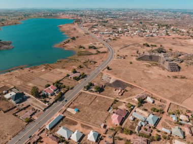 Şehir merkezinde bir Afrika otoyolunun insansız hava aracıyla vurulması. Kasabadaki Doğal Göl