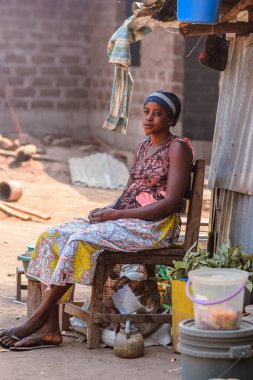 Karara, Nasarawa Eyaleti - 5 Mayıs 2021: Afrikalı bir annenin Potrait 'i. Afrikalı Kadın Günlük İhtiyaç İçin Yaşıyor.