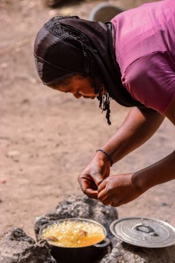 Abaji, FCT Abuja - 20 Ocak 2023: Afrikalı Kadın Ailesi için Yemek Yapıyor