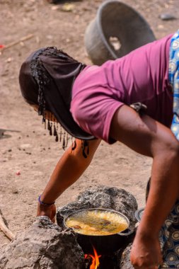 Abaji, FCT Abuja - 20 Ocak 2023: Afrikalı Kadın Ailesi için Yemek Yapıyor