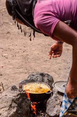 Abaji, FCT Abuja - 20 Ocak 2023: Afrikalı Kadın Ailesi için Yemek Yapıyor